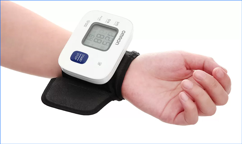 Đeo máy sát cổ tay, nâng tay ngang tim, thả lỏng và không cử động trong suốt quá trình đo