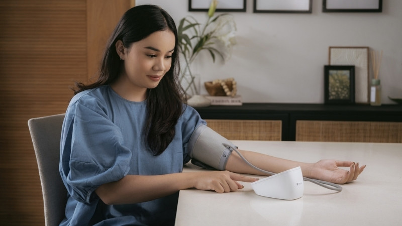 Tư thế ngồi chuẩn khi đo huyết áp giúp kết quả chính xác hơn