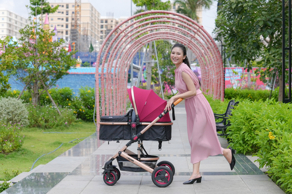 Phần khung xe cũng là bộ phận rất dễ bị bám bụi, mẹ hãy nhúng khăn sạch với nước để lau sạch bụi bẩn