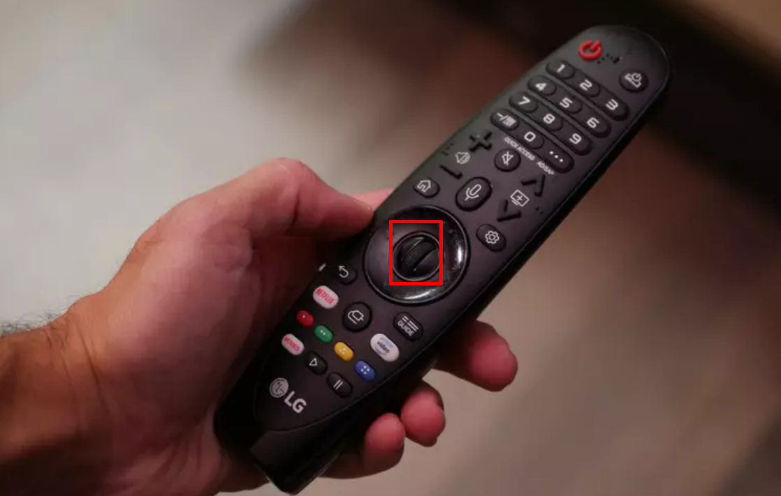 Chọn vào nút giữa (con lăn) trên remote tivi