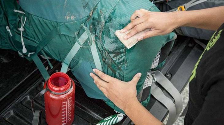 Bạn nên giặt balo bằng tay để bảo vệ chất lượng và form dáng ban đầu