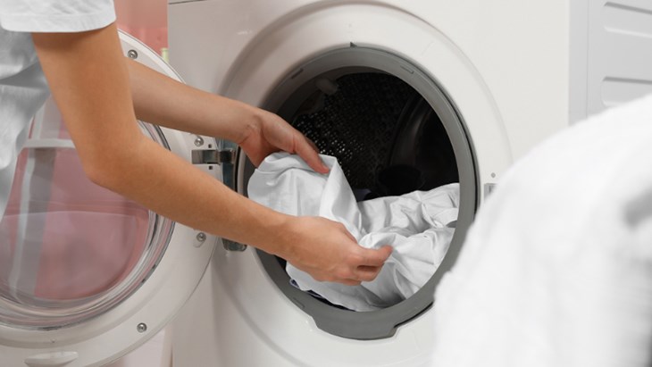 Giặt mùng, màn ngủ thường xuyên giúp loại bỏ vi khuẩn, vết bảm, chất gây dị ứng và tạo môi trường sạch sẽ