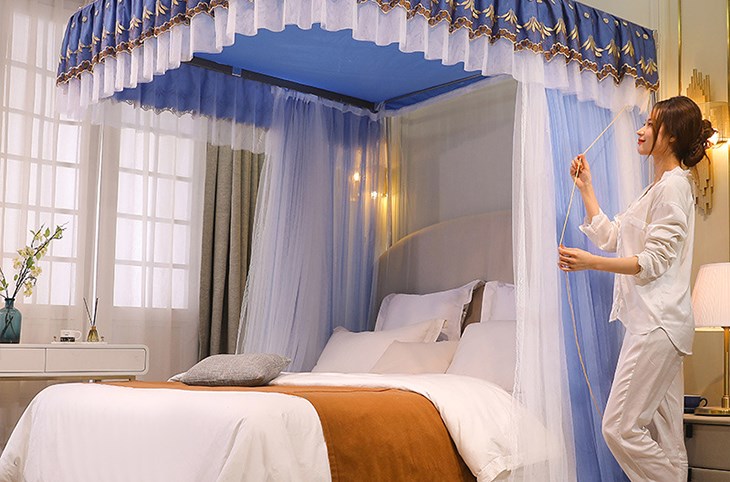 Tháo mùng màn, màn ngủ cẩn thận