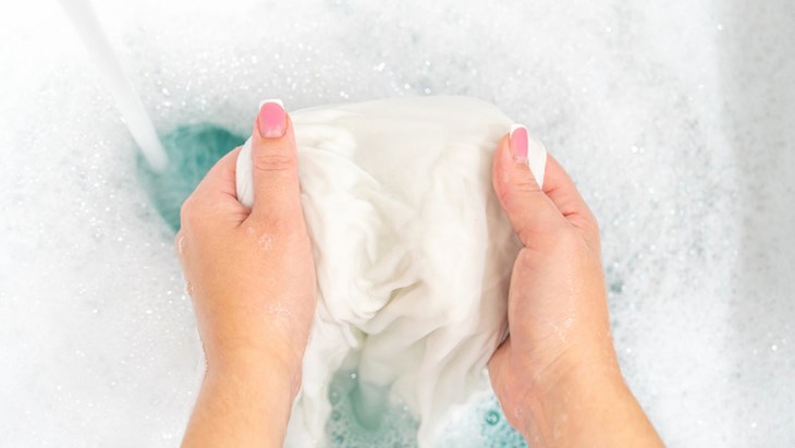 Xử lý trước các vết bẩn lớn bằng cách thoa chất tẩy lên vết bẩn hoặc sử dụng một bàn chải mềm để làm sạch