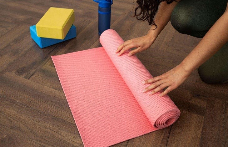 Cuộn tròn thảm yoga và bảo quản ở nơi khô thoáng