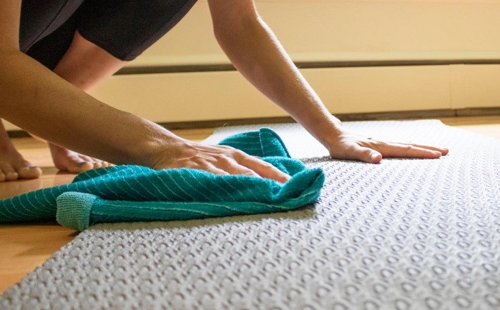 Lau thảm yoga trước và sau khi sử dụng để duy trì độ bền sản phẩm