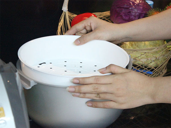 Đặt nhẹ nhàng xửng hấp lên nồi con