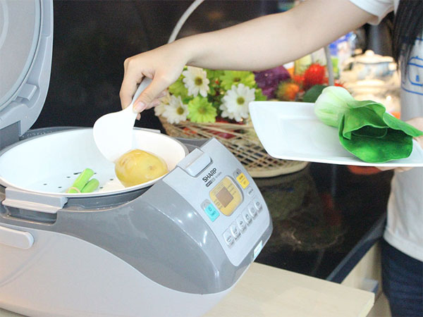 Dùng muỗng bằng nhựa lấy hết thức ăn ra.