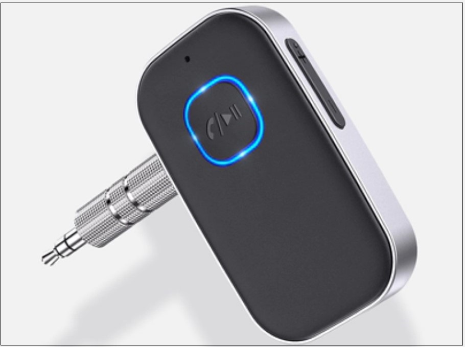 Hình ảnh Bluetooth adapter cắm vào cổng âm thanh của tivi Samsung