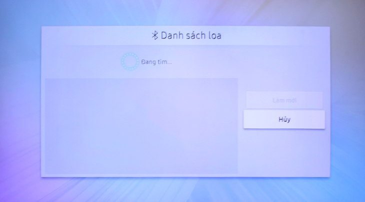Màn hình tivi hiển thị danh sách các loa Bluetooth có thể kết nối