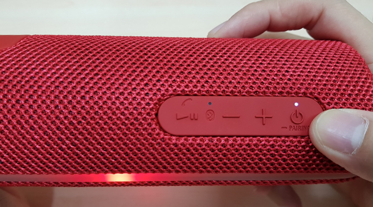 Nhấn giữ nút nguồn trên loa Bluetooth Sony để bật chế độ chờ kết nối