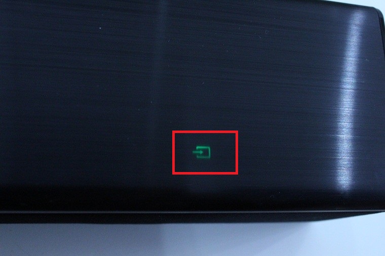 Đèn báo hiệu tính năng TV Sound Connect đã được bật sáng màu xanh trên loa