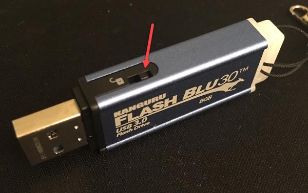 Kiểm tra nút lock của USB có bật hay không