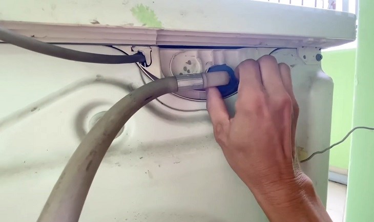Tháo, kiểm tra và vệ sinh van cấp nước máy giặt Electrolux để khắc phục lỗi chương trình