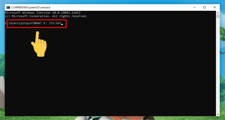 Cửa sổ xuất hiện bạn hãy gõ lệnh FORMAT E: /FS:FAT