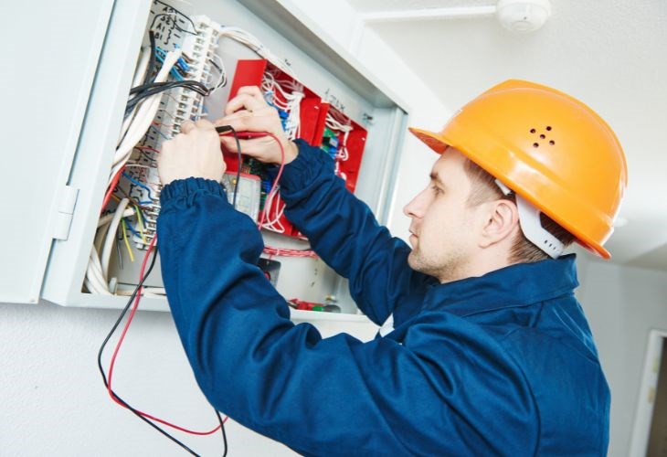 Bạn nên liên hệ ngay cơ quan điện lực để khắc phục tình trạng điện áp không ổn định