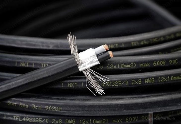 Điện áp cao hoặc thấp đột ngột có thể gây hỏng mạch điện và tụ điện của quạt