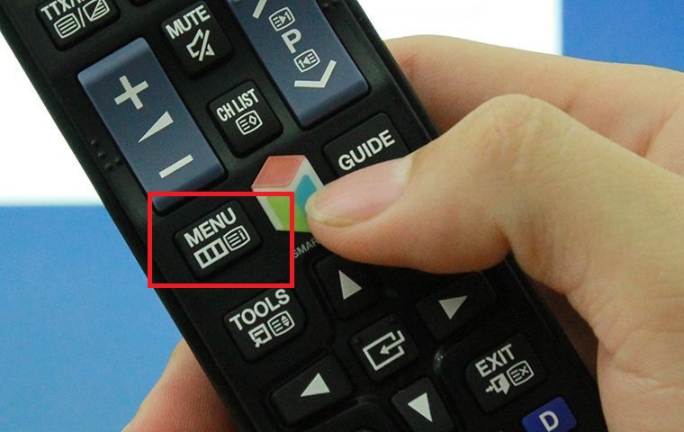 Nhấn nút Menu trên remote > chọn Cài đặt.