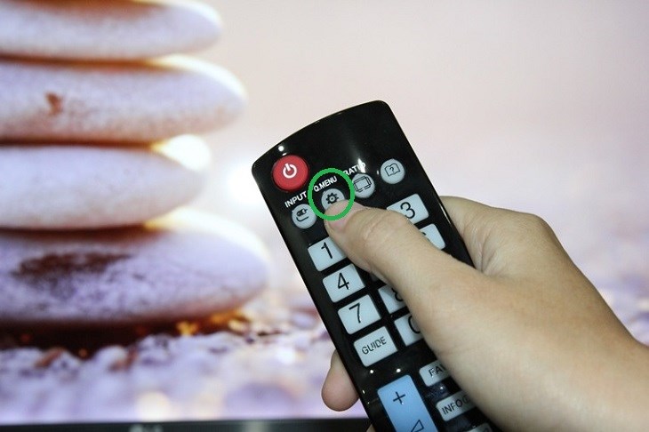 Bạn nhấn nút Q.MENU trên remote tivi