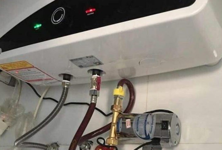 Chọn bơm tăng áp có kích thước đầu ra và đầu vào phù hợp với ống nước kết nối giữa bồn chứa nước và bình nóng lạnh