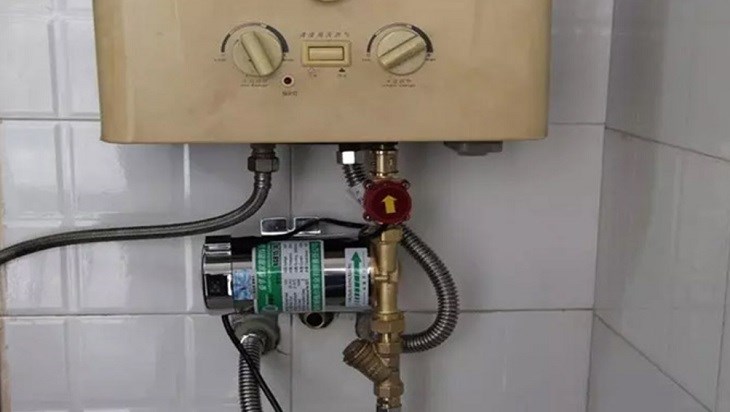 Lắp bơm tăng áp cho bình nóng lạnh phù hợp cho khu vực có nguồn nước chảy yếu