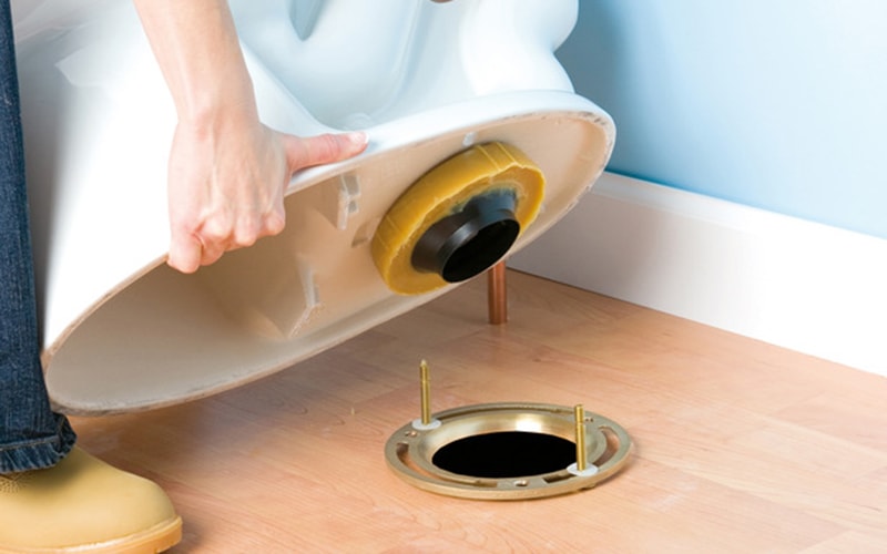 Lắp bồn cầu được gắn cố định bằng bu lông