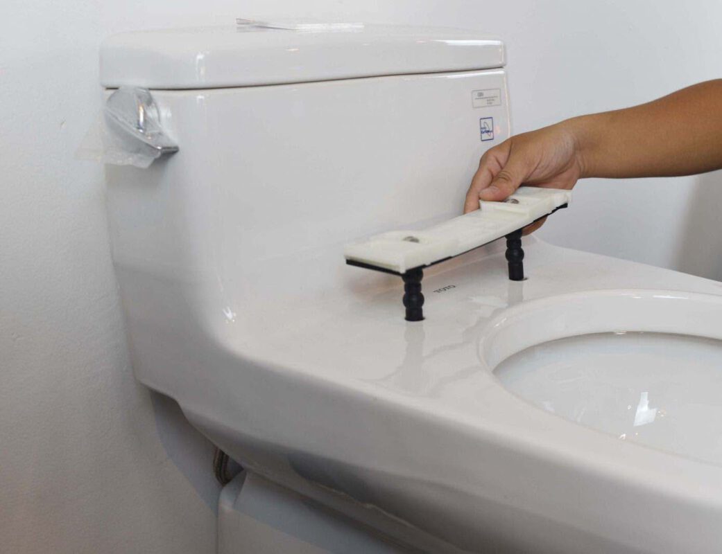 Lắp đặt nắp ngồi của bồn cầu