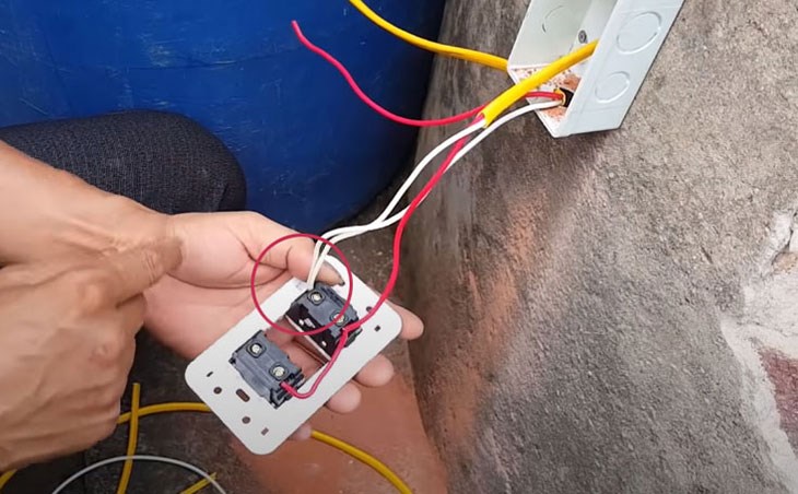 Lắp đặt vị trí nối dây điện, ốc kết nối giữa buồng máy và động cơ