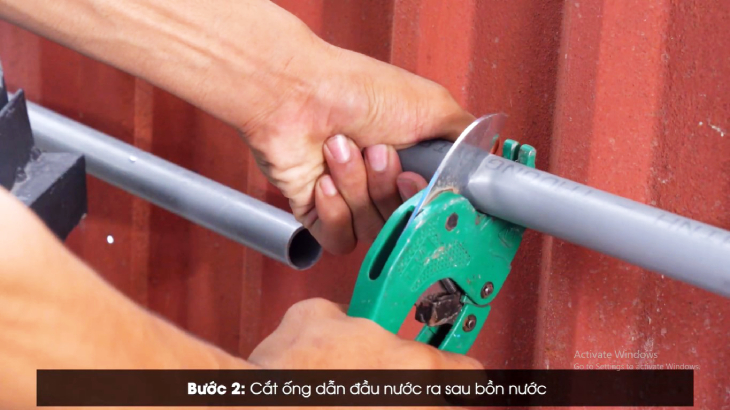 Cắt ống dẫn đầu nước ra sau bồn nước.