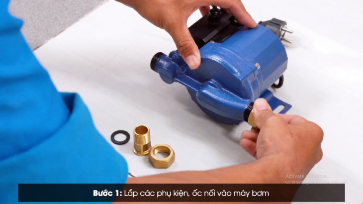Lắp các phụ kiện đi kèm vào máy.