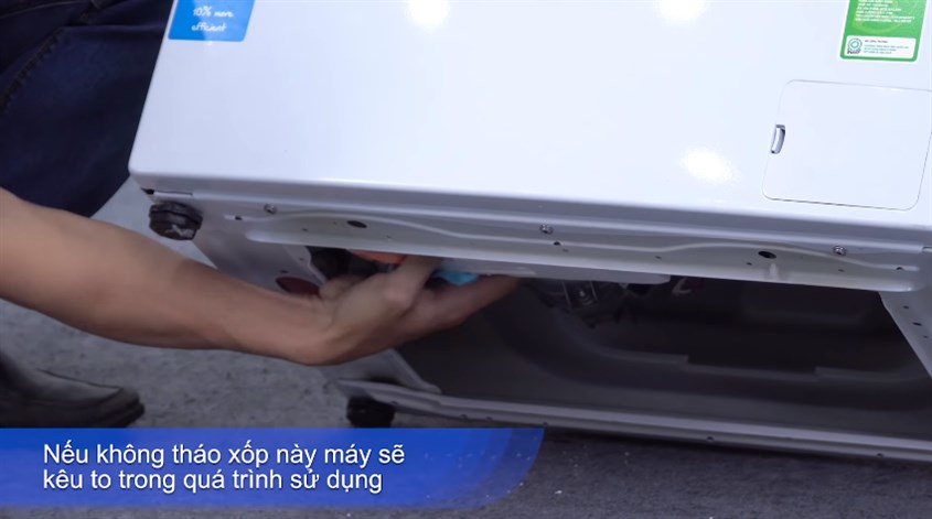 Tháo bỏ lớp bảo vệ bên ngoài của sản phẩm máy giặt Beko