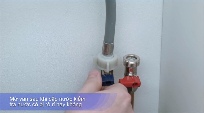 Nối dây cấp nước với vòi nước