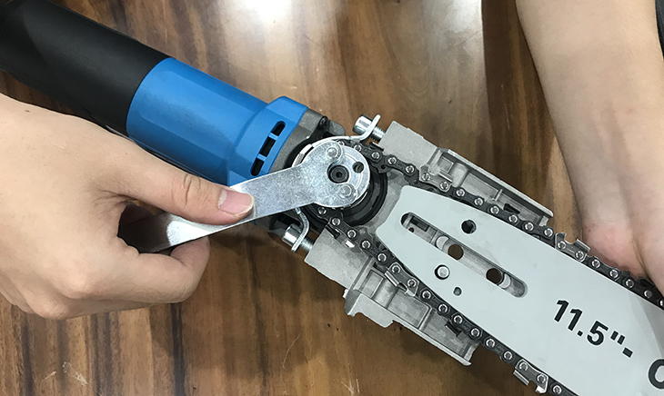 Dùng chìa vặn đai ốc để siết ốc cho chắc chắn
