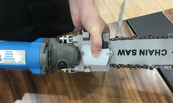Lắp bình đựng dầu, nhớt lên khung đỡ lưỡi cưa của máy mài góc cầm tay Kachi MK-190 850W