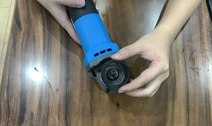 Bạn nên lắp đệm cao su vào đúng vị trí để đảm bảo máy hoạt động ổn định