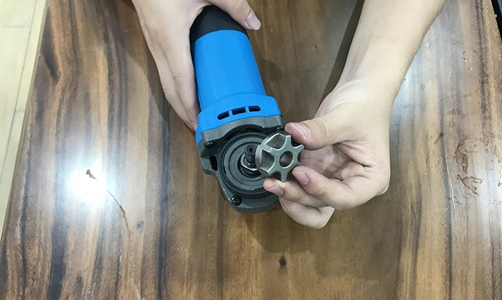 Lắp nhông truyền động để truyền chuyển động từ động cơ đến các thiết bị cắt