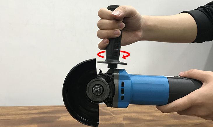 Lắp tay cầm phụ vào máy mài góc cầm tay Kachi MK-190 850W