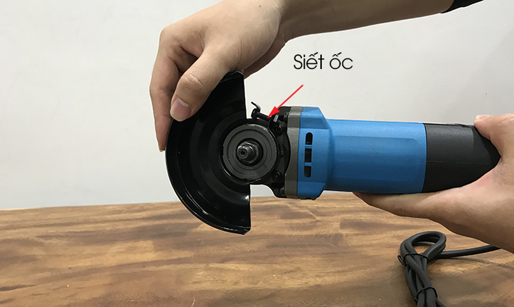 Lắp vành chắn vào máy mài góc cầm tay Kachi MK-190 850W