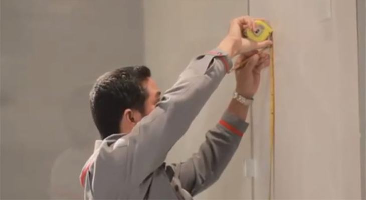 Đo khoảng cách thích hợp với 2 đầu nước vào và ra để treo máy nước nóng gián tiếp