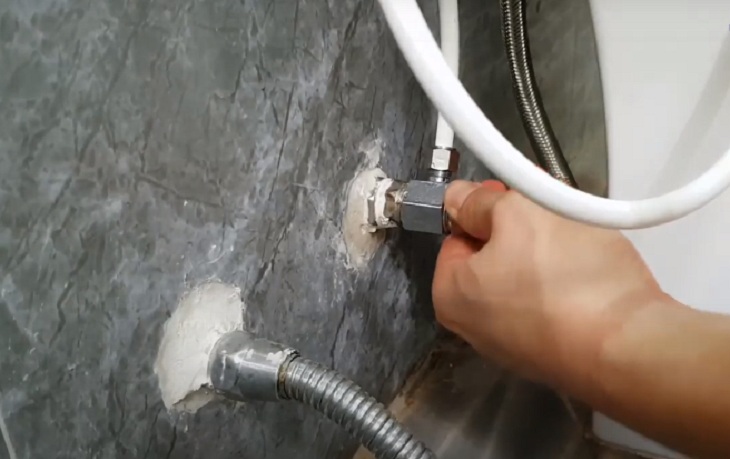 Tiến hành đấu nối vòi xịt với hệ thống cấp nước
