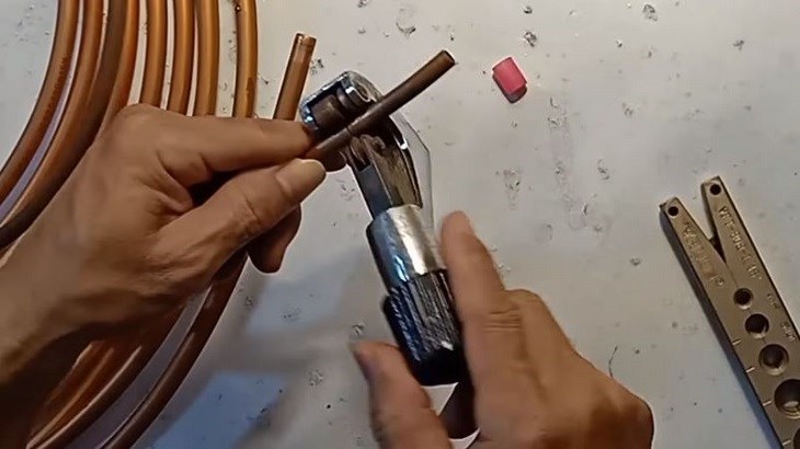 Cắt ống đồng điều hòa với chiều dài đã đo theo khoảng cách từ dàn lạnh đến dàn nóng