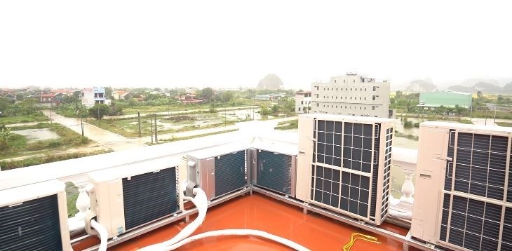 Lắp đặt ống đồng, dây điện của dàn nóng của điều hòa âm trần thạch cao đồng bộ với dàn lạnh