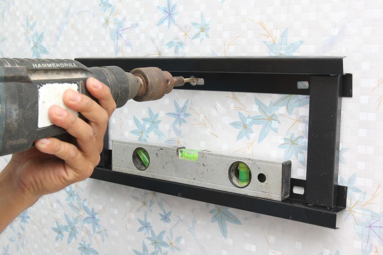 Khoan ốc, bắt tắc kê để cố định giá treo.