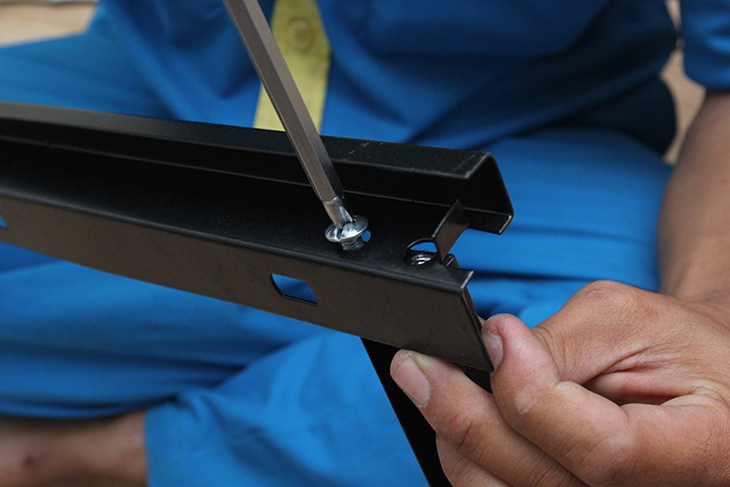 Lắp khung treo tivi