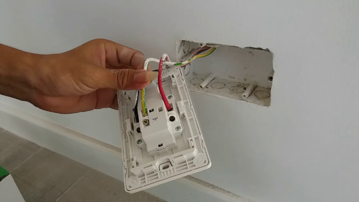Lắp ổ cắm vào vị trí tường đã khoan