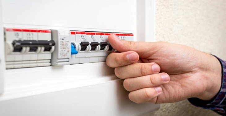 Ngắt toàn bộ hệ thống điện trước khi lắp đặt
