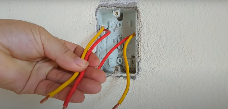 dùng màu dây khác nhau để phân biệt