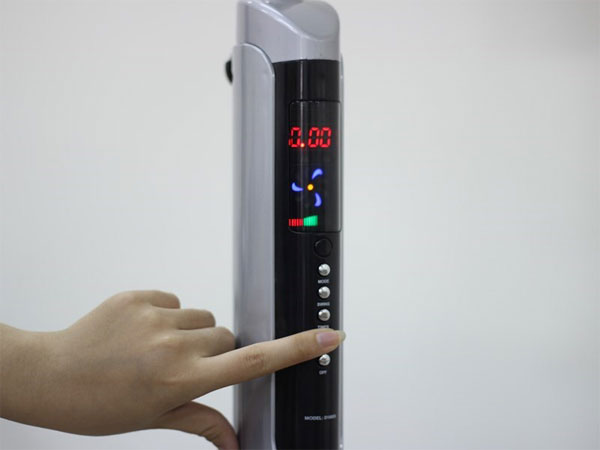 Bấm công tắt để khởi động quạt
