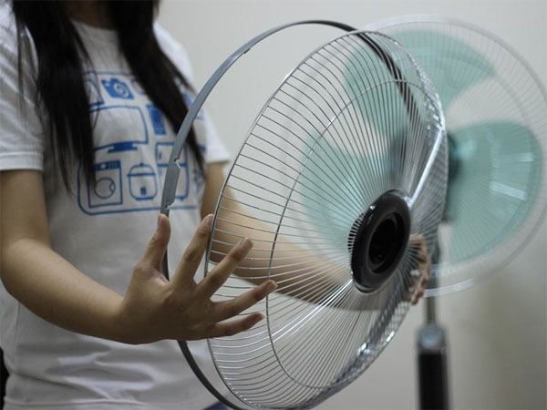 Lắp viền quạt vào lồng trước