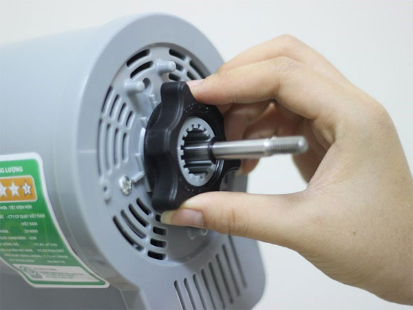 Tháo tán lồng bằng cách xoay ngược chiều kim đồng hồ